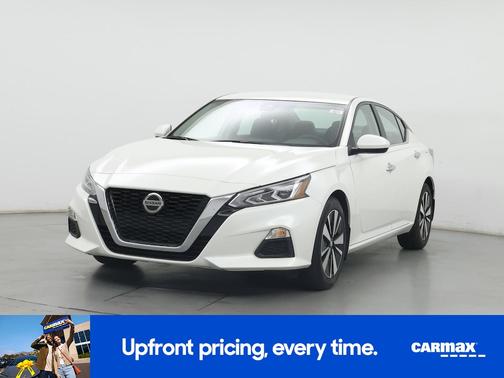White 2022 Nissan Altima SV