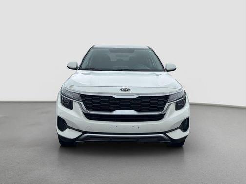 White 2021 Kia Seltos LX