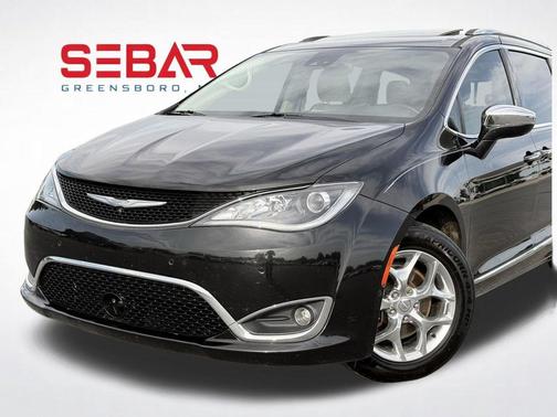 Brilliant Black Crystal Pearlcoat 2017 Chrysler Pacifica Limited