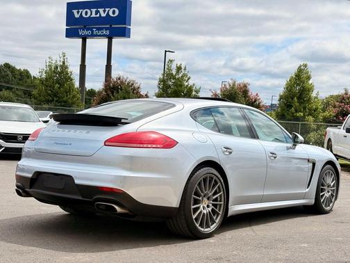 2016 Porsche Panamera 4 Edition