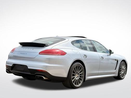 2016 Porsche Panamera 4 Edition