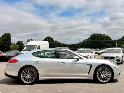 2016 Porsche Panamera 4 Edition