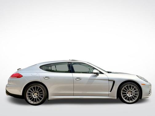 2016 Porsche Panamera 4 Edition