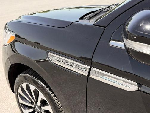 Infinite Black Metallic Clearcoat 2023 Lincoln Navigator Reserve