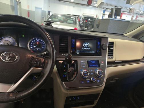 2017 Toyota Sienna XLE Premium