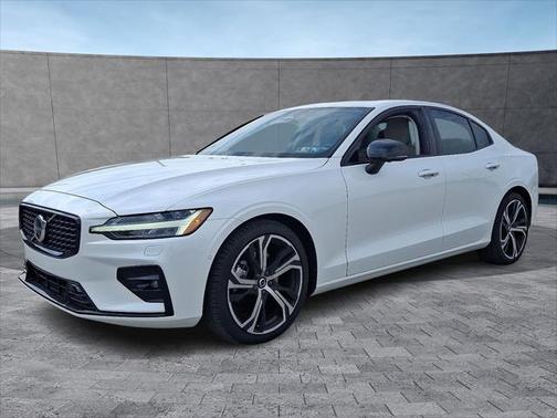 2024 Volvo S60 B5 Plus Dark Theme