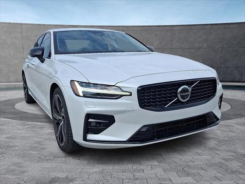 2024 Volvo S60 B5 Plus Dark Theme