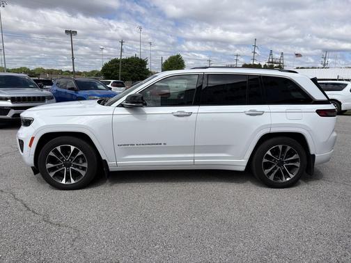 Bright White Clearcoat 2022 Jeep Grand Cherokee Overland