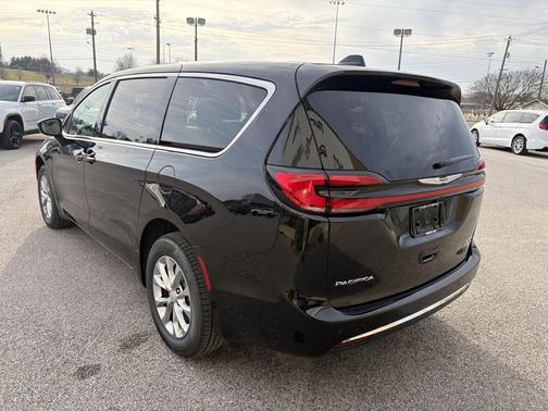 Diamond Black Crystal P/C 2026 Chrysler Pacifica Limited