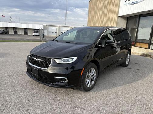 Diamond Black Crystal P/C 2026 Chrysler Pacifica Limited