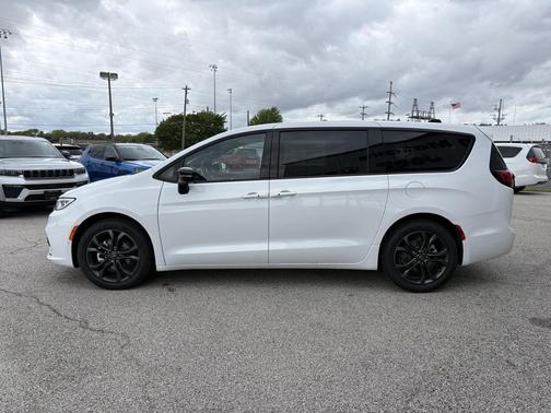 Bright White Clearcoat 2026 Chrysler Pacifica L