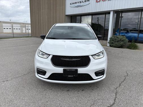 Bright White Clearcoat 2026 Chrysler Pacifica L