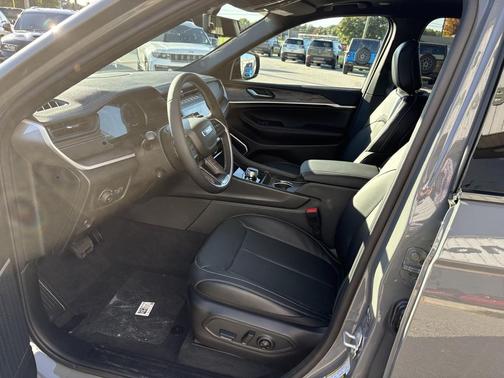 Sting-Gray Clearcoat 2027 Jeep Grand Cherokee Limited