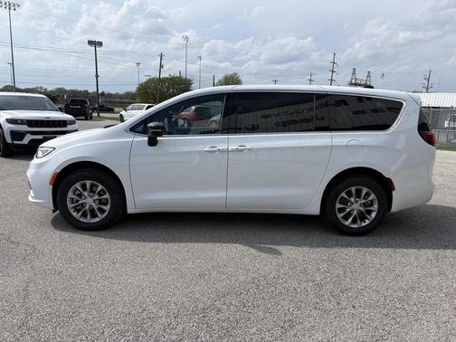 Bright White Clearcoat 2026 Chrysler Pacifica Limited