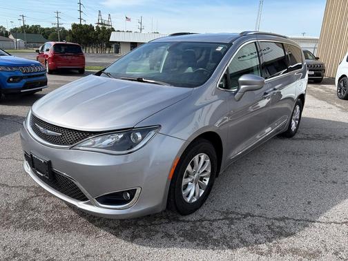 Billet Silver Metallic Clearcoat 2018 Chrysler Pacifica Touring-L