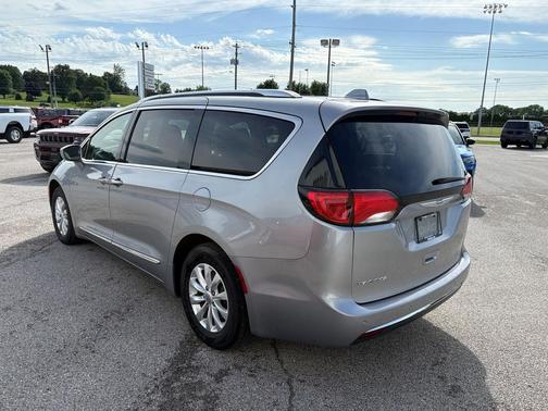 Billet Silver Metallic Clearcoat 2018 Chrysler Pacifica Touring-L