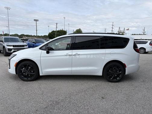 Bright White Clearcoat 2027 Chrysler Pacifica Limited