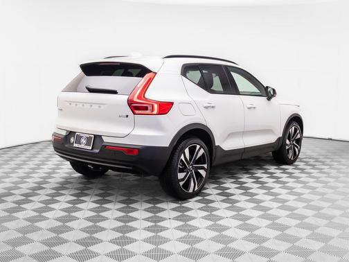 2025 Volvo XC40 B5 Plus Dark Theme