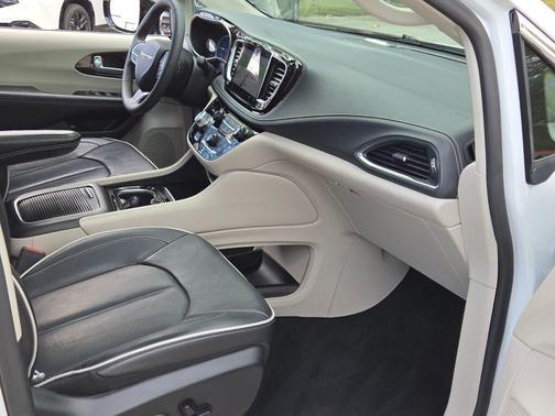 2023 Chrysler Pacifica Hybrid Limited