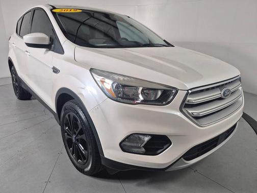 White Platinum Clearcoat Metallic 2019 Ford Escape SE