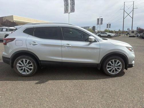 Brilliant Silver Metallic 2022 Nissan Rogue Sport SV