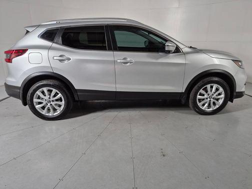 Brilliant Silver Metallic 2022 Nissan Rogue Sport SV