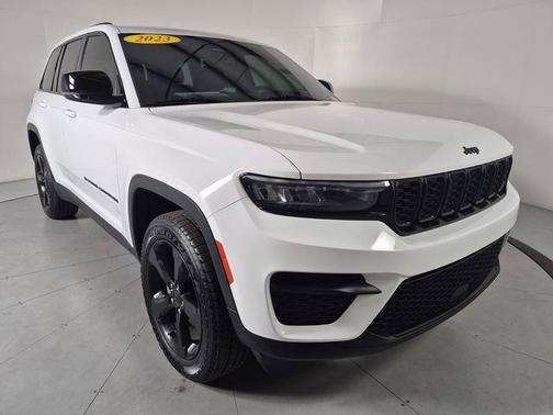 Bright White Clearcoat 2023 Jeep Grand Cherokee Altitude