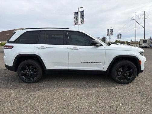 Bright White Clearcoat 2023 Jeep Grand Cherokee Altitude