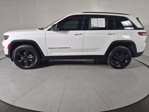Bright White Clearcoat 2023 Jeep Grand Cherokee Altitude