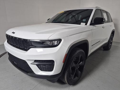 Bright White Clearcoat 2023 Jeep Grand Cherokee Altitude