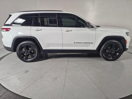 Bright White Clearcoat 2023 Jeep Grand Cherokee Altitude