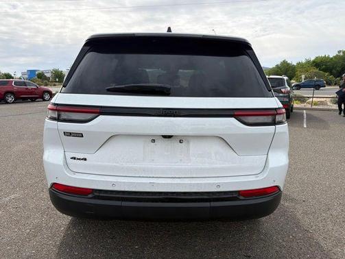 Bright White Clearcoat 2023 Jeep Grand Cherokee Altitude