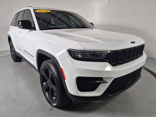 Bright White Clearcoat 2023 Jeep Grand Cherokee Altitude