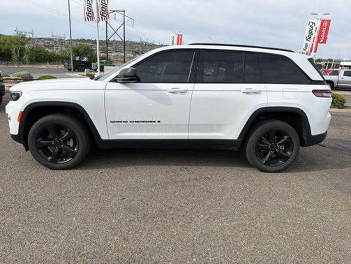 Bright White Clearcoat 2023 Jeep Grand Cherokee Altitude
