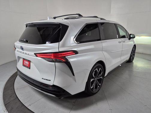 2025 Toyota Sienna Platinum 7 Passenger