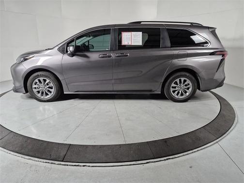 2024 Toyota Sienna LE