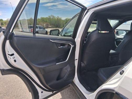 2020 Toyota RAV4 Hybrid SE