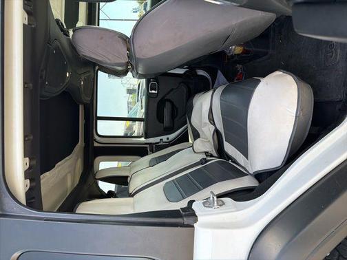 Bright White Clearcoat 2024 Jeep Wrangler Sport S