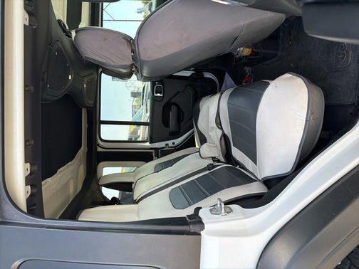 Bright White Clearcoat 2024 Jeep Wrangler Sport S