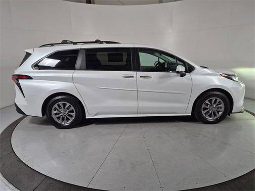 2023 Toyota Sienna XLE 8 Passenger
