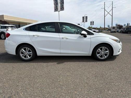 Summit White 2017 Chevrolet Cruze LT