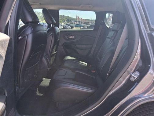 Granite Crystal Metallic Clearcoat 2019 Jeep Cherokee Altitude