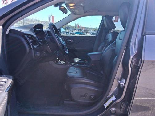 Granite Crystal Metallic Clearcoat 2019 Jeep Cherokee Altitude