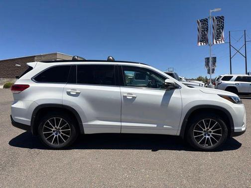 Blizzard Pearl 2017 Toyota Highlander SE