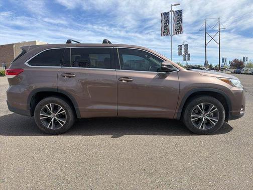 Toasted Walnut Pearl 2018 Toyota Highlander LE Plus