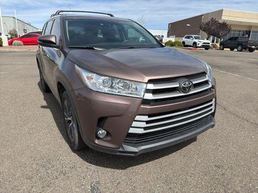 Toasted Walnut Pearl 2018 Toyota Highlander LE Plus