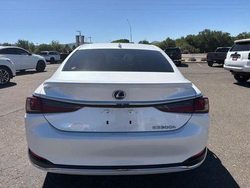 Eminent White Pearl 2019 Lexus ES 300h Base
