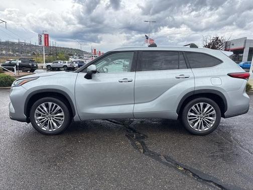 2022 Toyota Highlander Hybrid Platinum