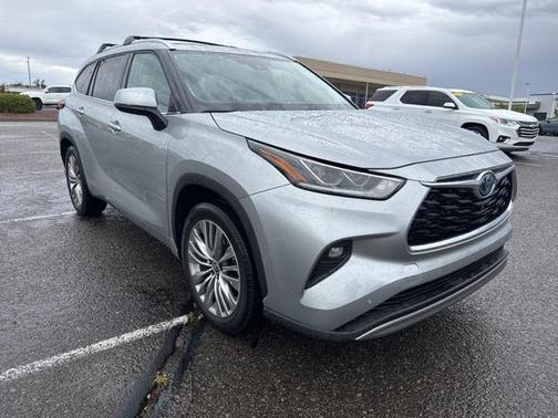 2022 Toyota Highlander Hybrid Platinum