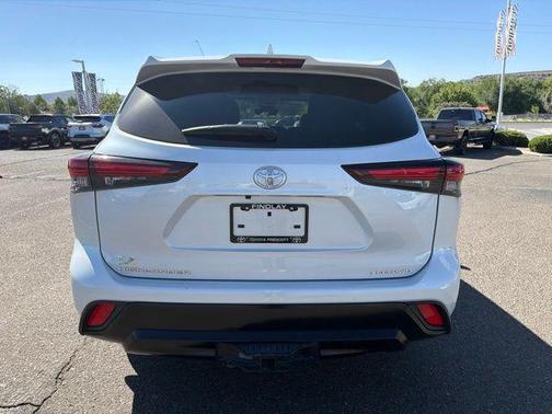 White 2025 Toyota Highlander XLE